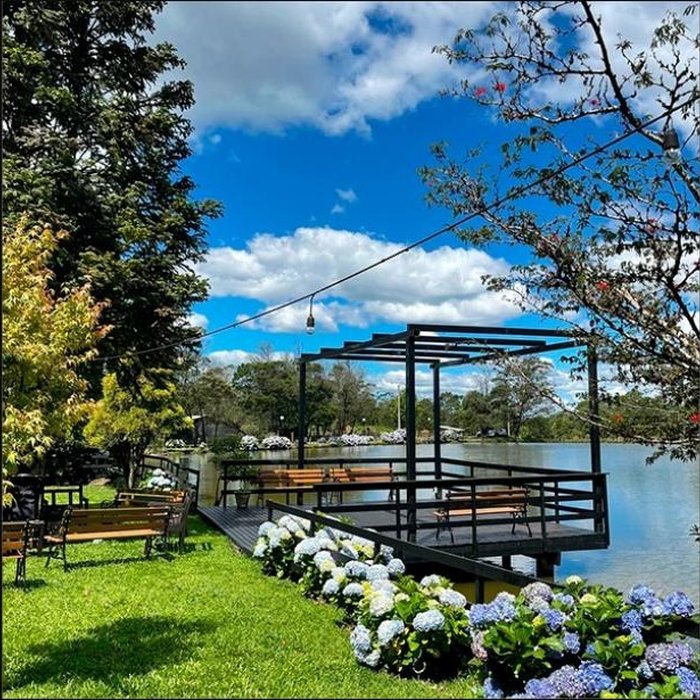 Deck com hortênsias e vista para o lago da Vila Gramado