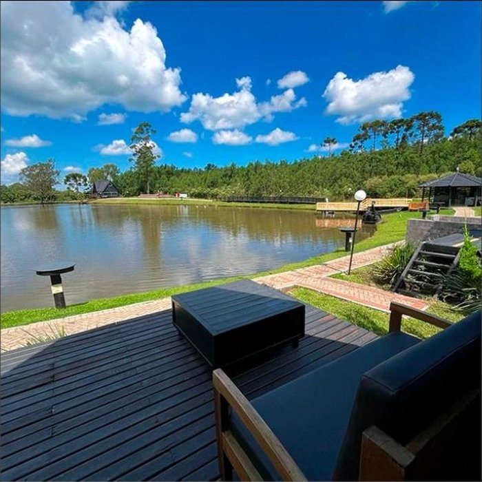 Vista panorâmica do lago a partir de uma cabana da Vila Gramado